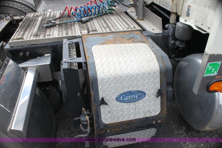 image for item H2081 2008 Peterbilt 389 semi truck