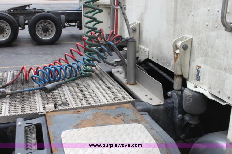 image for item H2081 2008 Peterbilt 389 semi truck