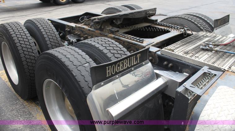 image for item H2081 2008 Peterbilt 389 semi truck