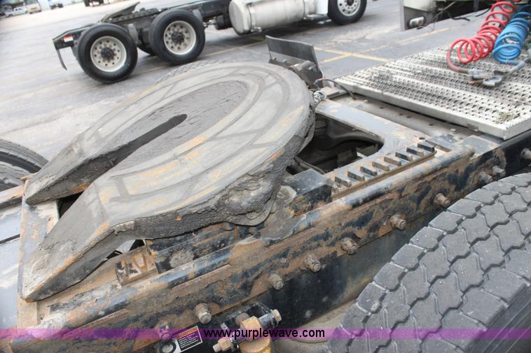 image for item H2081 2008 Peterbilt 389 semi truck