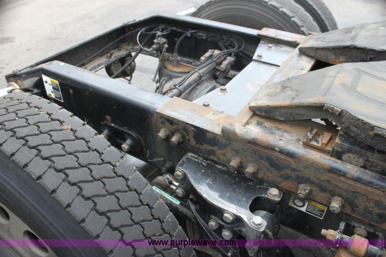 image for item H2081 2008 Peterbilt 389 semi truck