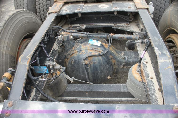 image for item H2081 2008 Peterbilt 389 semi truck