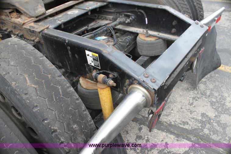 image for item H2081 2008 Peterbilt 389 semi truck