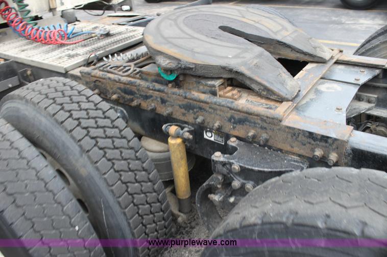 image for item H2081 2008 Peterbilt 389 semi truck