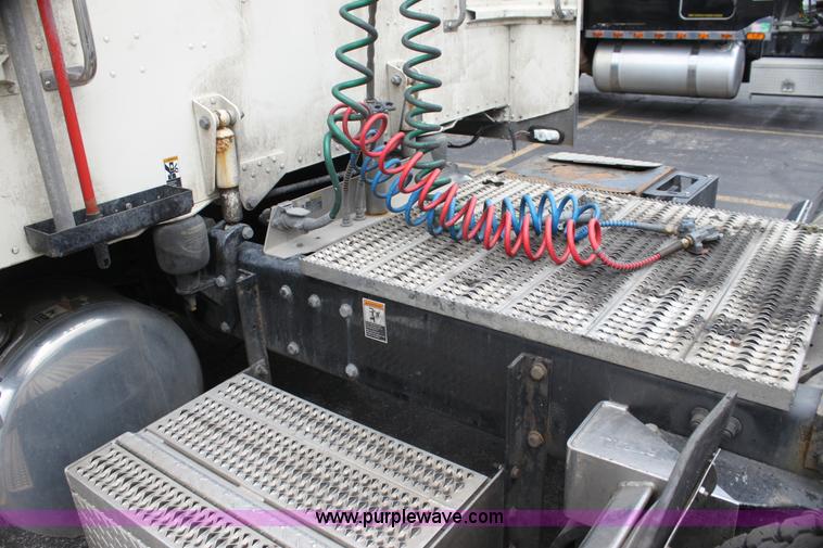 image for item H2081 2008 Peterbilt 389 semi truck