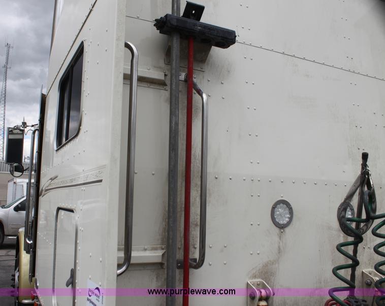 image for item H2081 2008 Peterbilt 389 semi truck