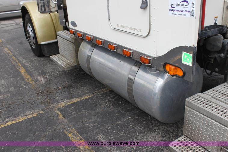 image for item H2081 2008 Peterbilt 389 semi truck