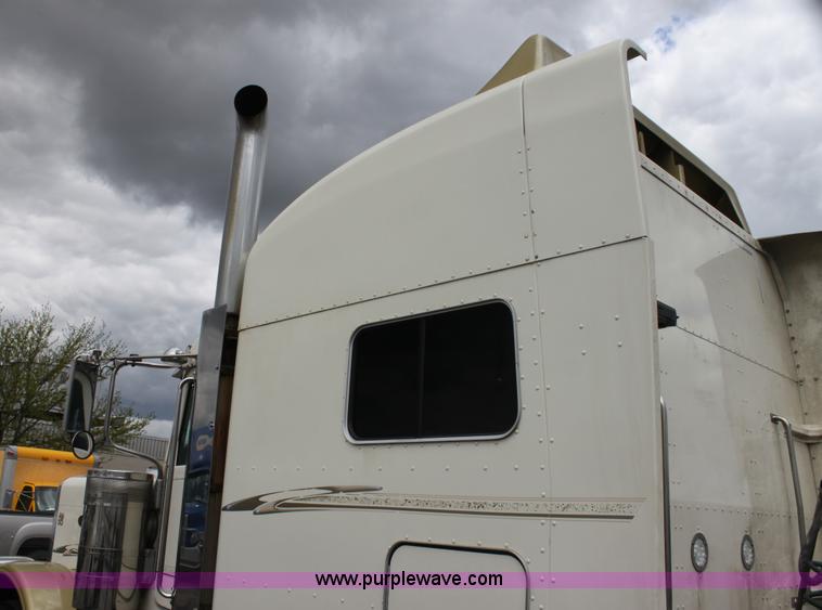 image for item H2081 2008 Peterbilt 389 semi truck