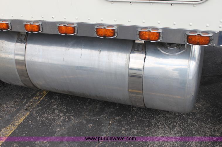 image for item H2081 2008 Peterbilt 389 semi truck