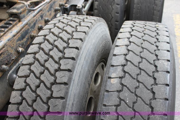 image for item H2081 2008 Peterbilt 389 semi truck