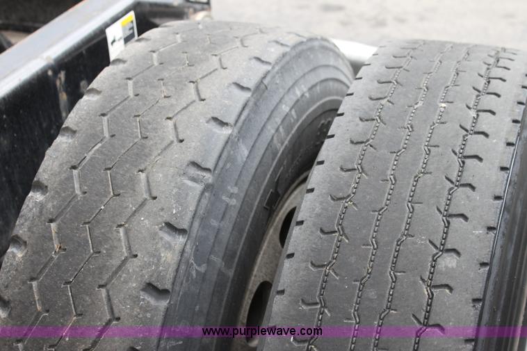 image for item H2081 2008 Peterbilt 389 semi truck