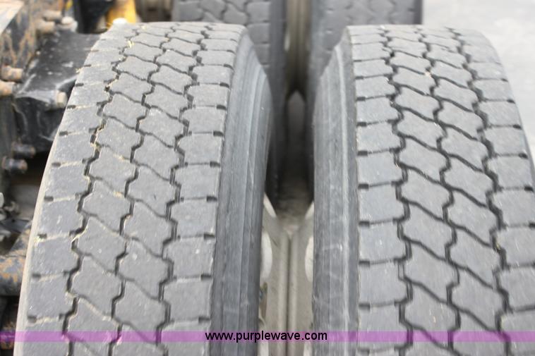 image for item H2081 2008 Peterbilt 389 semi truck