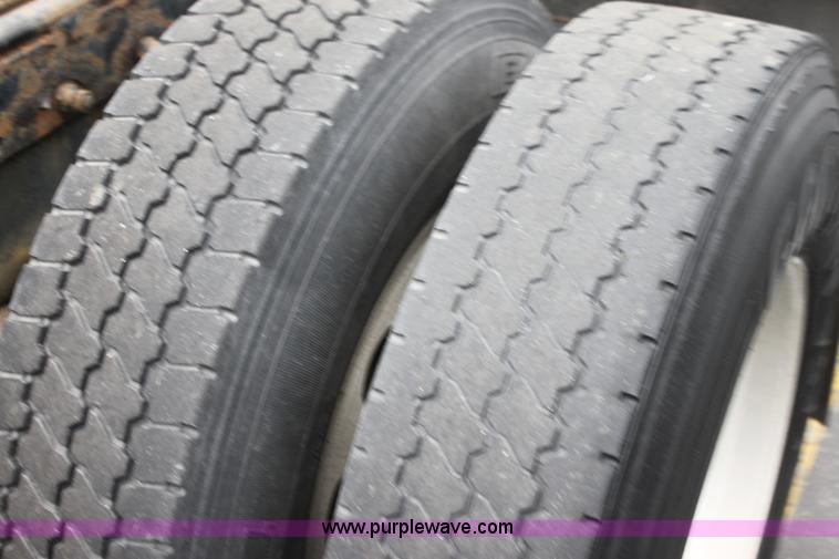 image for item H2081 2008 Peterbilt 389 semi truck