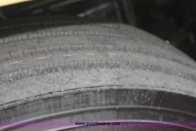 image for item H2081 2008 Peterbilt 389 semi truck