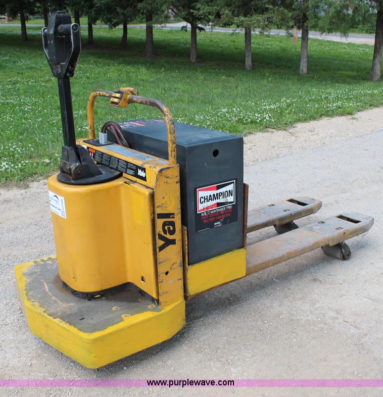 Yale electric pallet jack in Lawrence, KS Item H2506 sold Purple Wave