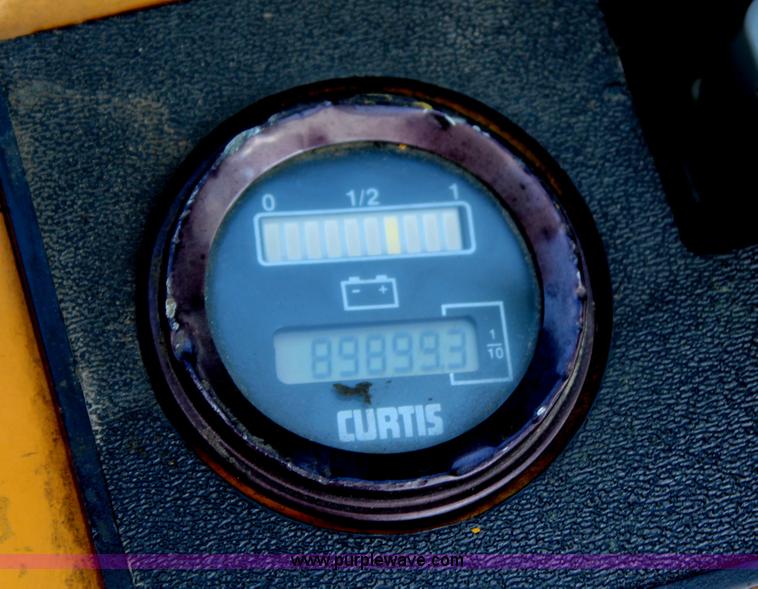 image for item H2506 Yale electric pallet jack