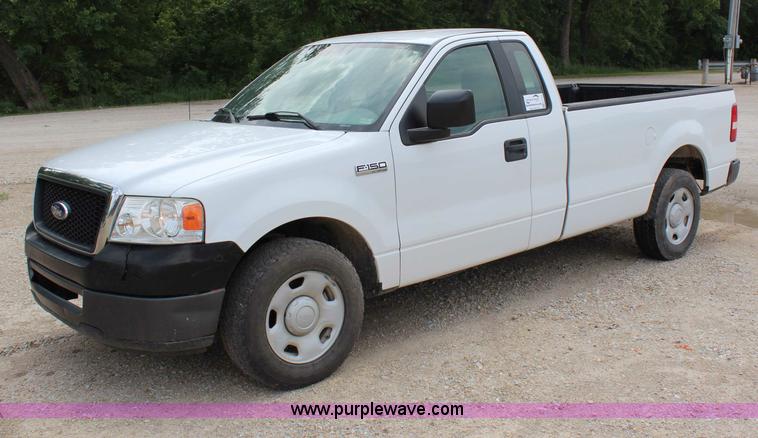 image for item H2720 2006 Ford F150 XL pickup truck