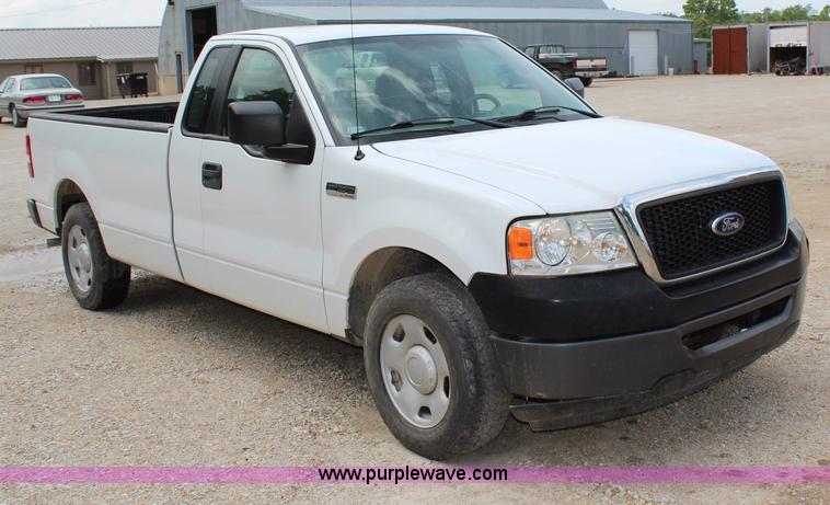image for item H2720 2006 Ford F150 XL pickup truck