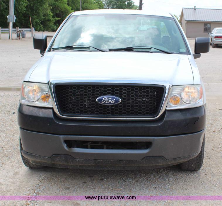 image for item H2720 2006 Ford F150 XL pickup truck