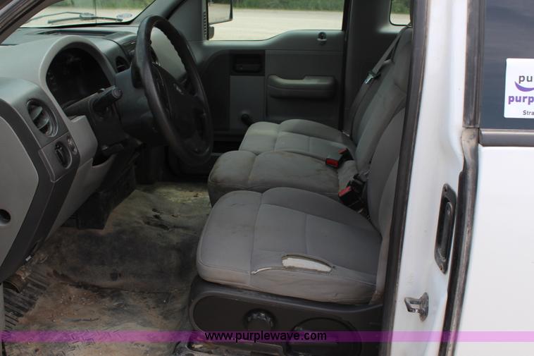 image for item H2720 2006 Ford F150 XL pickup truck