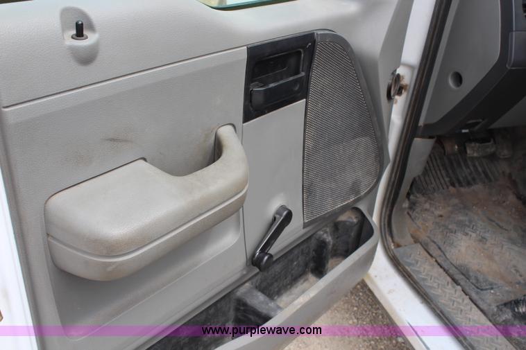 image for item H2720 2006 Ford F150 XL pickup truck