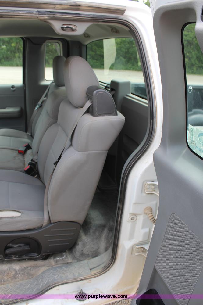 image for item H2720 2006 Ford F150 XL pickup truck