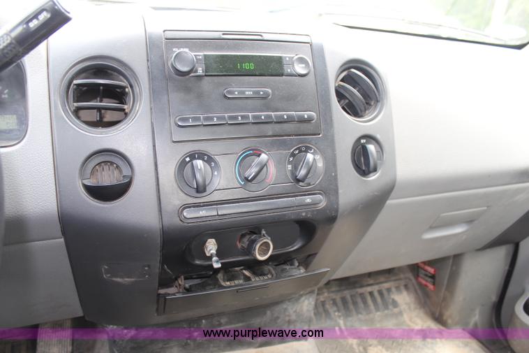 image for item H2720 2006 Ford F150 XL pickup truck