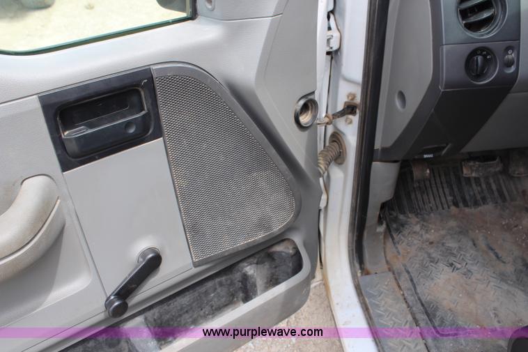 image for item H2720 2006 Ford F150 XL pickup truck