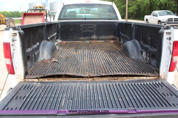 image for item H2720 2006 Ford F150 XL pickup truck