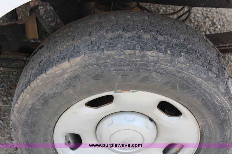 image for item H2720 2006 Ford F150 XL pickup truck