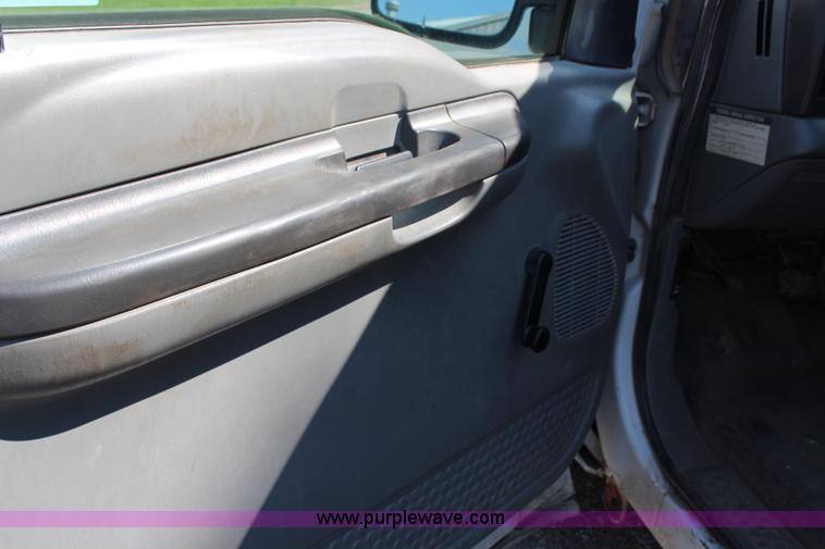 image for item H2742 2004 Ford F250 Super Duty XL pickup truck