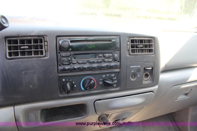 image for item H2742 2004 Ford F250 Super Duty XL pickup truck