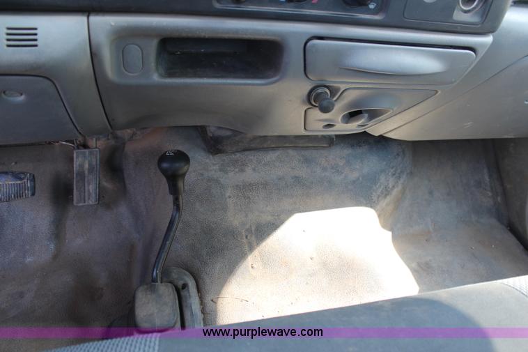 image for item H2742 2004 Ford F250 Super Duty XL pickup truck