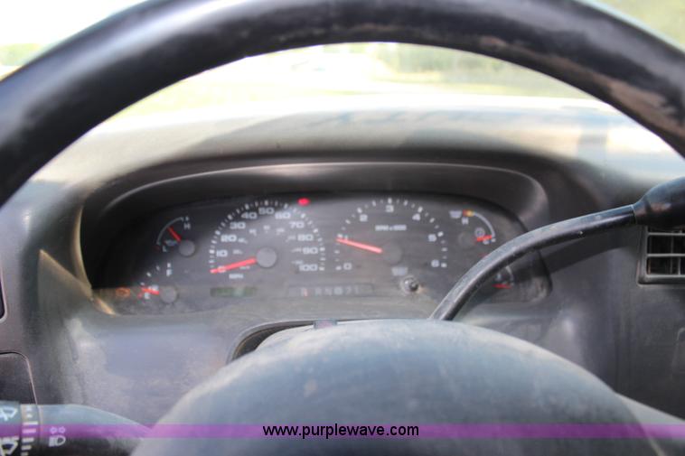 image for item H2742 2004 Ford F250 Super Duty XL pickup truck