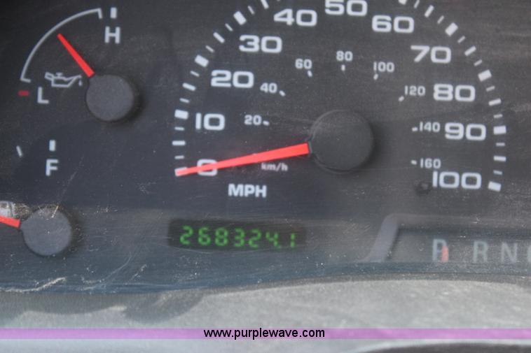 image for item H2742 2004 Ford F250 Super Duty XL pickup truck