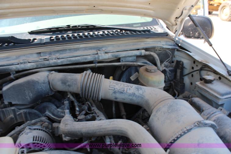 image for item H2742 2004 Ford F250 Super Duty XL pickup truck