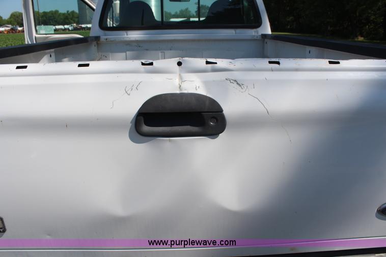 image for item H2742 2004 Ford F250 Super Duty XL pickup truck