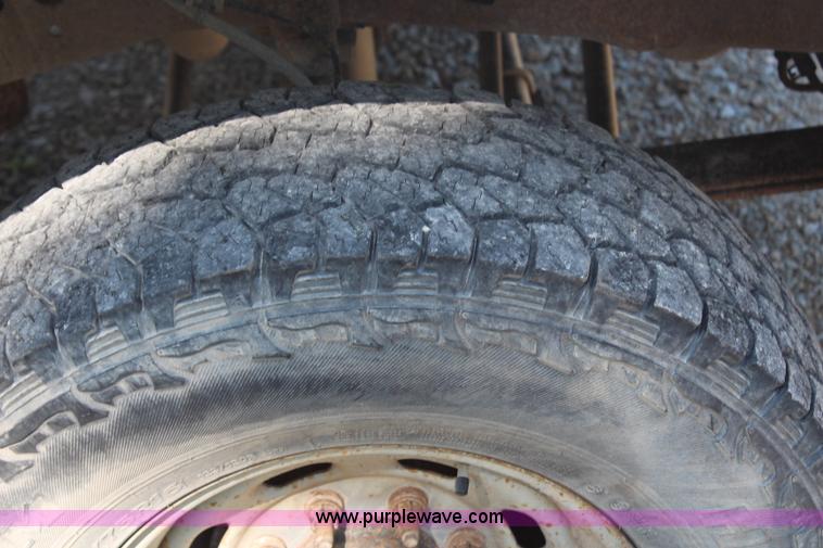 image for item H2742 2004 Ford F250 Super Duty XL pickup truck