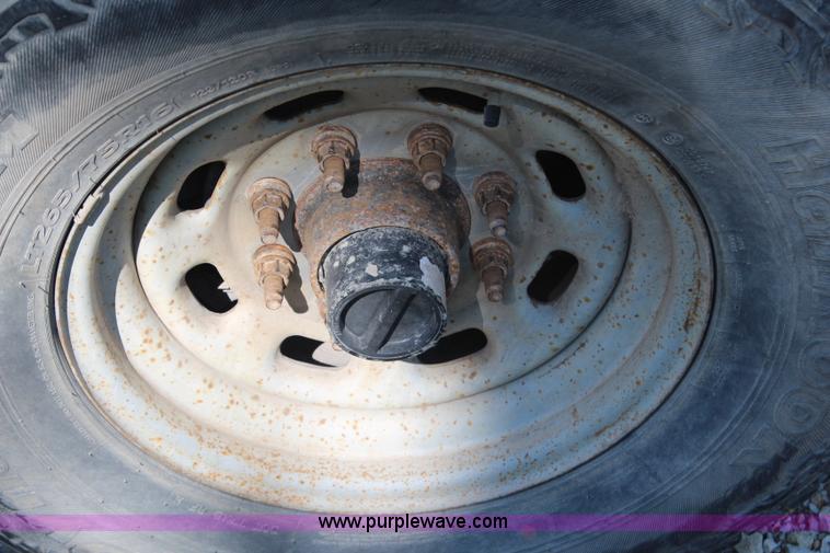 image for item H2742 2004 Ford F250 Super Duty XL pickup truck