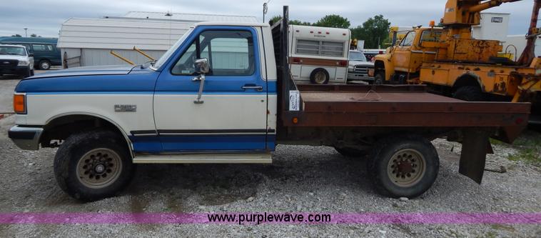 image for item H3321 1988 Ford F250 flatbed truck