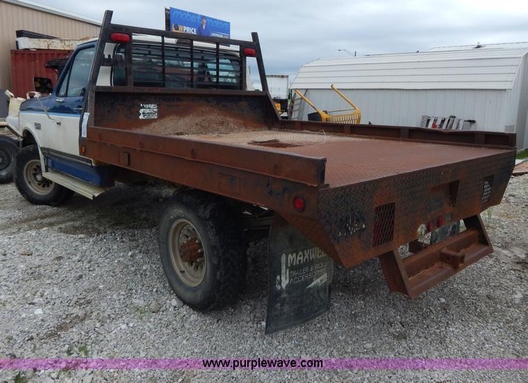 image for item H3321 1988 Ford F250 flatbed truck