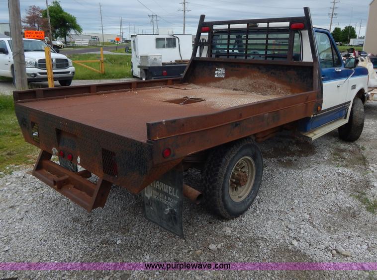image for item H3321 1988 Ford F250 flatbed truck