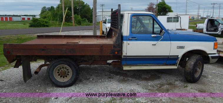 image for item H3321 1988 Ford F250 flatbed truck