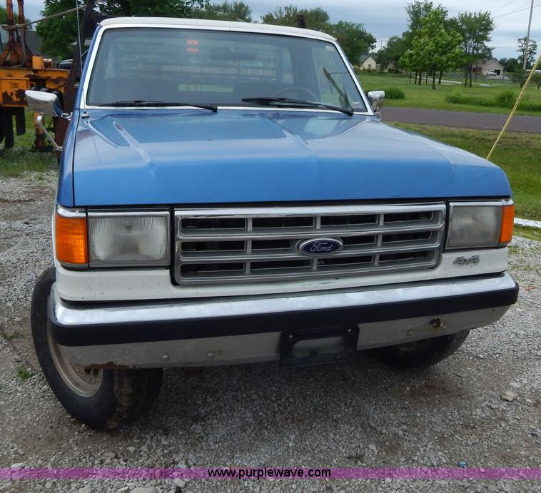 image for item H3321 1988 Ford F250 flatbed truck