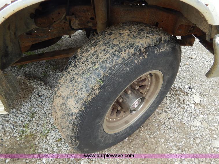 image for item H3321 1988 Ford F250 flatbed truck