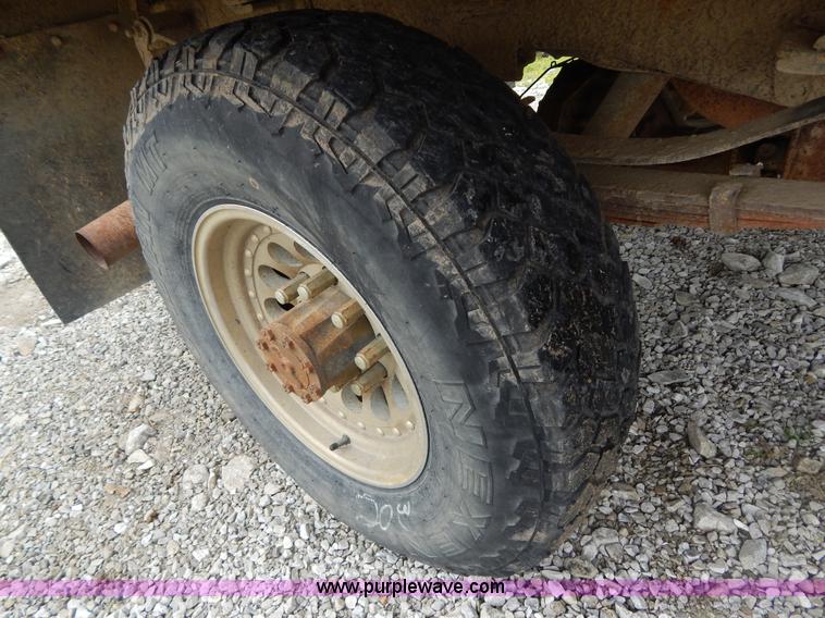 image for item H3321 1988 Ford F250 flatbed truck