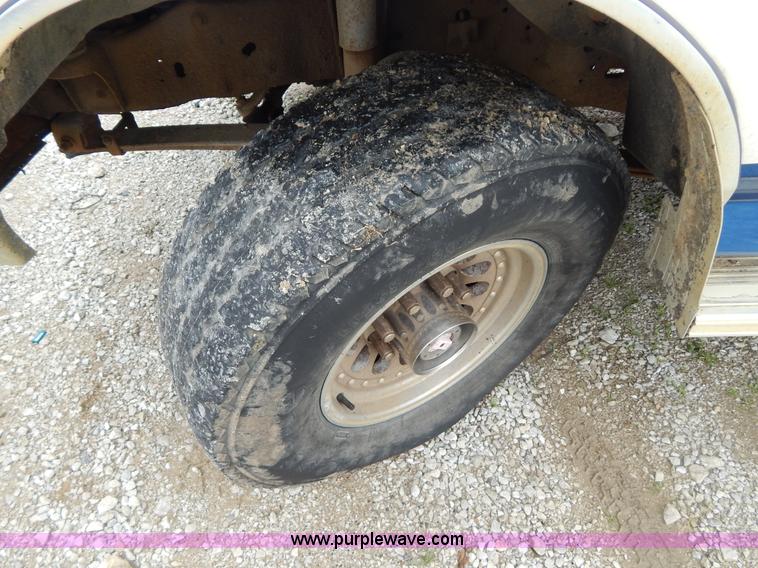 image for item H3321 1988 Ford F250 flatbed truck