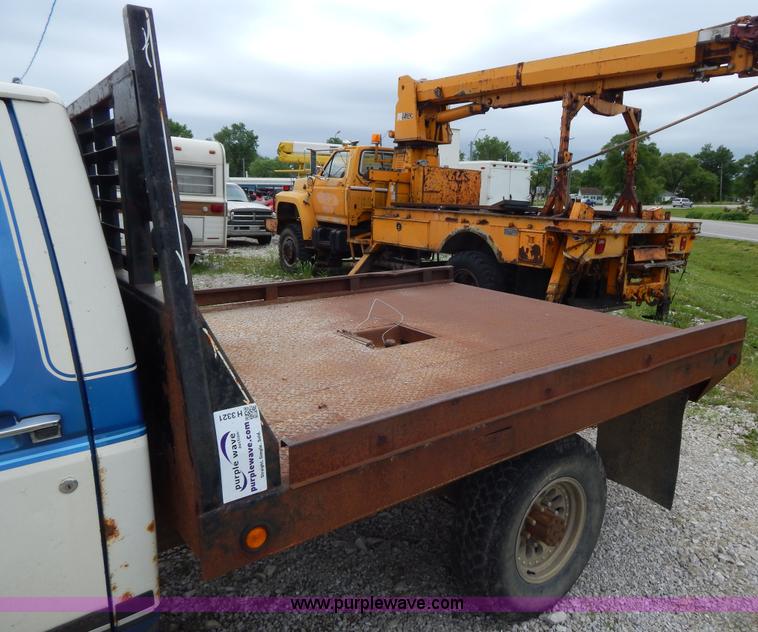 image for item H3321 1988 Ford F250 flatbed truck