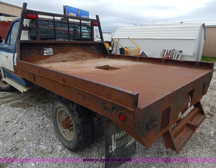 image for item H3321 1988 Ford F250 flatbed truck