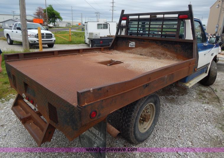 image for item H3321 1988 Ford F250 flatbed truck